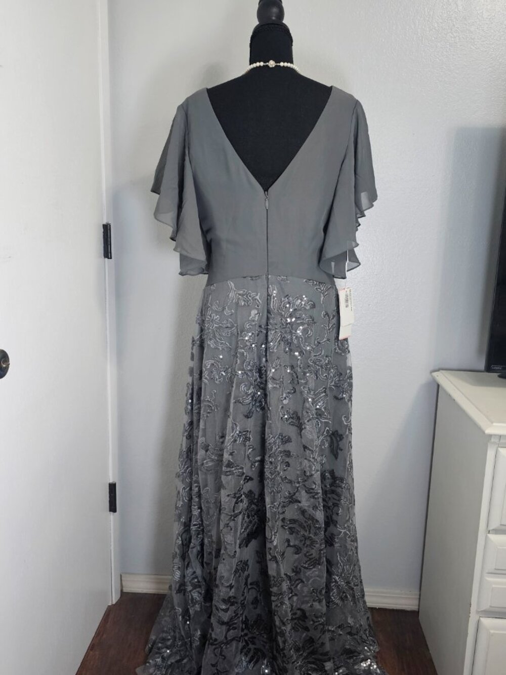 JJās House Gray Sequined Maxi Wedding Formal Gown ā Flutter Sleeve Size 12 NEW - Picture 3 of 5